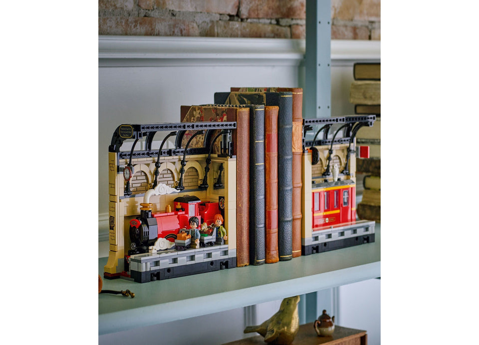 LEGO Harry Potter Hogwarts Express Book Nook 832-Piece Building Set